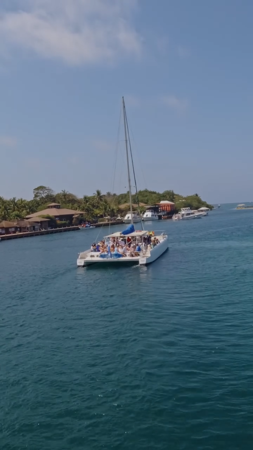 Sailing & Snorkel Tour w/ Open Bar and Lunch Buffet